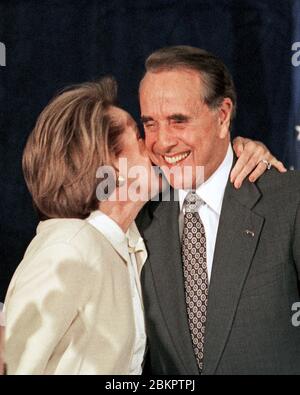 Elizabeth Dole bacia suo marito, ex senatore degli Stati Uniti Bob Dole (repubblicano del Kansas), candidato repubblicano del 1996 al presidente degli Stati Uniti durante il suo annuncio che stava ritirandosi dalla corsa per la nomina repubblicana al presidente nel 2000 il 20 ottobre 1999. Ha citato la sua incapacità di raccogliere i fondi enormi necessari per competere con George W. Bush e Steve Forbes.Credit: Ron Sachs/CNP | uso in tutto il mondo Foto Stock