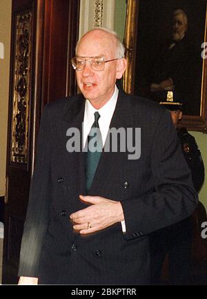 Il senatore statunitense Robert F. Bennett (repubblicano dello Utah) lascia la Camera del Senato degli Stati Uniti nel Campidoglio degli Stati Uniti a Washington, DC, dopo il completamento della presentazione della Camera degli Stati Uniti nel processo di impeachment del presidente degli Stati Uniti Bill Clinton il 16 gennaio 1999.Credit: Ron Sachs/CNP | usage worldwide Foto Stock