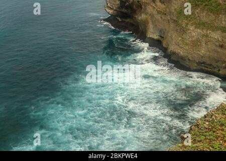 Splendida vista panoramica di un luogo famoso e iconico, il Tempio di Uluwatu, durante un'alba estiva vibrante. Viste incredibili al tempio di pura Luhur Uluwatu a Bal Foto Stock