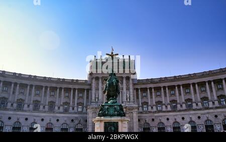 Vienna, Austria - 18 maggio 2019 - il Palazzo Hofburg è un complesso di palazzi della dinastia asburgica situata a Vienna, Austria. Foto Stock