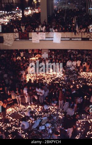 TEL AVIV, ISRAELE 07 NOVEMBRE. Gli israeliani assistono a una luce di candela nel luogo in cui il primo ministro israeliano Yitzhak Rabin è stato assassinato il 04 novembre a Tel Aviv Israele Foto Stock