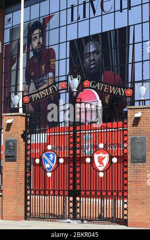 4 maggio 2020, Liverpool, Regno Unito; stadio Anfield durante la sospensione della Premier League a causa della pandemia del virus Covid-19; l'ingresso bloccato e deserta Paisley Gateway al Kop Foto Stock
