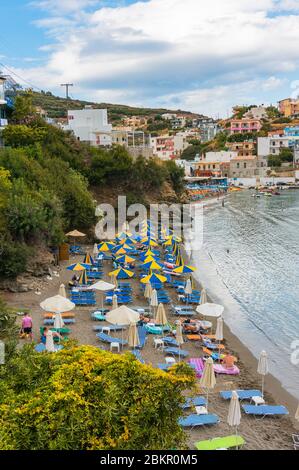 Bali, Creta, Grecia - 7 ottobre 2019: Accogliente baia del caldo mare della popolare località di Creta con spiagge appartate, vegetazione lussureggiante e elegante hote Foto Stock