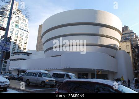Modernismo modernista White Guggenheim Museum, 1071 Fifth Avenue a 89th Street Manhattan, New York City, Stati Uniti di Frank Lloyd Wright Foto Stock