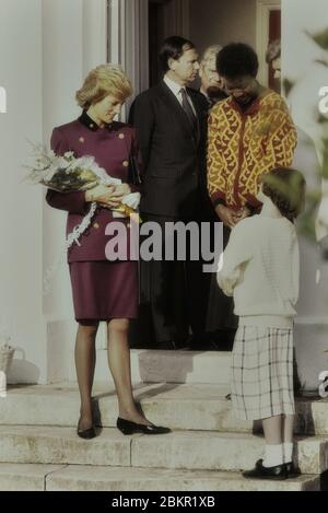 Diana, Principessa di Galles, indossando una tunica viola e una gonna al Turning Point, di cui era patrona, Camberwell, Londra del Sud, Inghilterra, Regno Unito. 24 gennaio 1989 Foto Stock