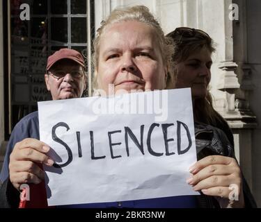 Protesta femminile con il segno 'Silenced' che protesta contro la prorogazione del Parlamento al di fuori della Corte Suprema del Regno Unito a Londra Foto Stock