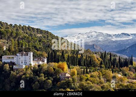 El Generalife Palace con Sierra Nevada sullo sfondo, come visto da Mirador de San Nicolas, Granada, Spagna Foto Stock