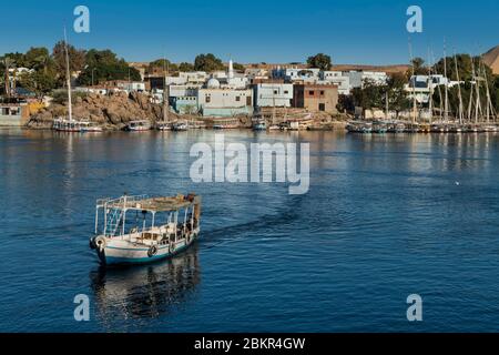 Egitto, Alto Egitto, valle del Nilo, Assuan, feluca sul Nilo di fronte all'isola di Elefantina con Mausoleo Aga Khan sullo sfondo Foto Stock