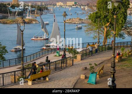 Egitto, Alto Egitto, valle del Nilo, Aswan, vista sul Nilo dal Giardino Feryal Foto Stock