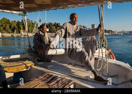 Egitto, Alto Egitto, vicino all'isola di Elefanina, marinaio su una feluca che naviga sul Nilo Foto Stock