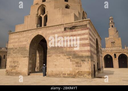 Egitto, Cairo, Cairo islamico, patrimonio mondiale dell'UNESCO, moschea Ibn Tulun, capo papuan Mundiya Kepanga Foto Stock