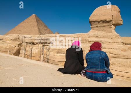 Egitto, Cairo, Giza, patrimonio mondiale dell'UNESCO, la Sfinge, Chefren e Cheops piramidi Foto Stock