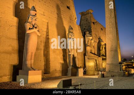 Egitto, Alto Egitto, valle del Nilo, Luxor, tempio di Luxor, patrimonio mondiale dell'UNESCO, l'obelisco, statua di Ramses II Foto Stock