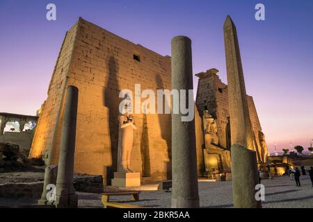 Egitto, Alto Egitto, valle del Nilo, Luxor, tempio di Luxor, patrimonio mondiale dell'UNESCO, l'obelisco, statua di Ramses II Foto Stock