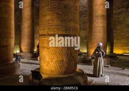 Egitto, Alto Egitto, valle del Nilo, Edfu, guardia nella stanza ipodile del tempio di Horus Foto Stock