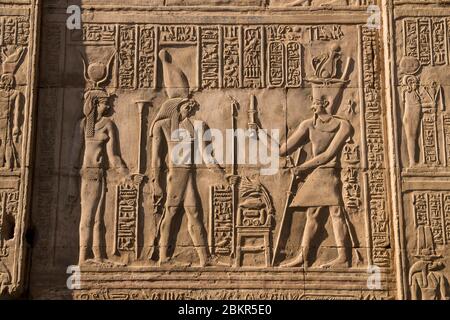 Egitto, Alto Egitto, valle del Nilo, Kom Ombo, tempio di Sobek e Haroeris, bassorilievi Foto Stock