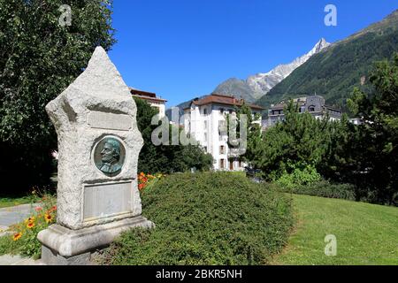 Francia, alta Savoia, Chamonix, stele in onore di Jacques Balmat Foto Stock