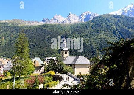Francia, alta Savoia, Chamonix Mont Blanc, Chamonix città, con vista sulla chiesa Foto Stock