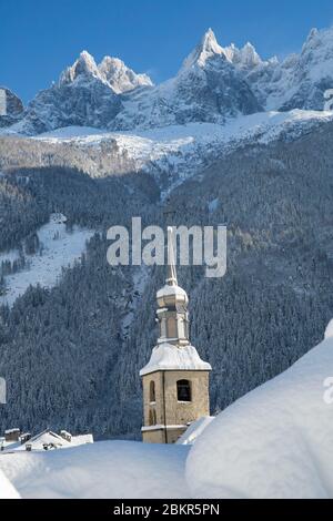 Francia, alta Savoia, Chamonix, centro città, chiesa di Saint Michel sotto la neve Foto Stock