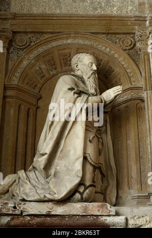 Francia, Haute Saone, Pesmes, etichettato Les Plus Beaux Villages de France? (I più bei villaggi di Francia), chiesa di Saint Hilaire del 12 ° secolo, cappella Andelot, tomba intorno al 1560, statua di Pierre d Andelot in preghiera Foto Stock