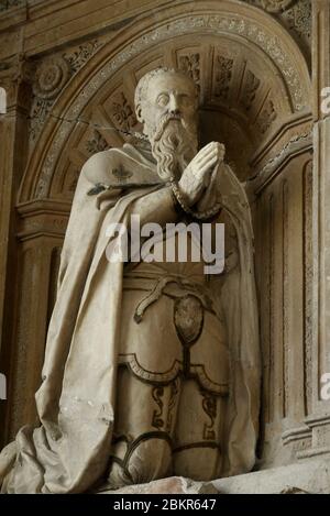 Francia, Haute Saone, Pesmes, etichettato Les Plus Beaux Villages de France? (I più bei villaggi di Francia), chiesa di Saint Hilaire del 12 ° secolo, cappella Andelot, tomba intorno al 1560, statua di Pierre d Andelot in preghiera Foto Stock