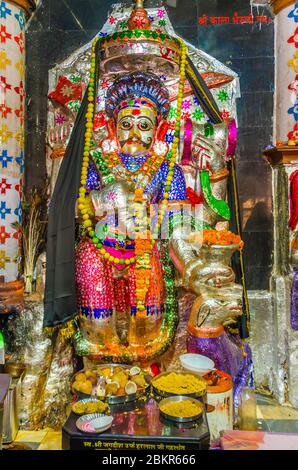 JODHPUR, INDIA – DEC. 02, 2019: Lord Shri Kala Bheruji Hindu Dio idolo all'interno di Sree Kala Gora Bheruj Nath Tempio, Mandore giardino, Jodhpur, Rajasthan, Foto Stock