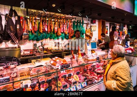 Spagna, Madrid, quartiere Chueca, Mercado de San Anton, delicatessen Foto Stock