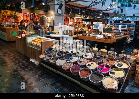 Spagna, Madrid, distretto di Chueca, Mercado de San Anton, catering Foto Stock
