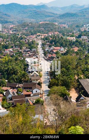 Laos, Luang Prabang città classificata patrimonio mondiale dell'UNESCO, vista della città dalla collina di Phu si, Foto Stock