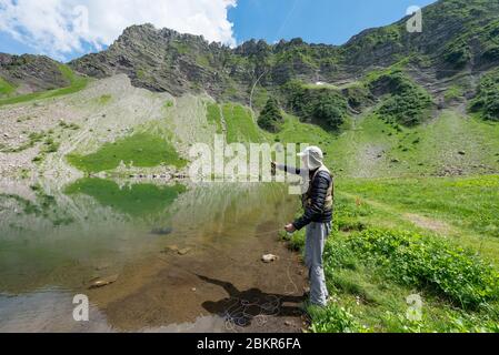 Francia, alta Savoia (74), Massif du Chablais, Abondance, Lac de Tavaneuse, pesca a mosca Foto Stock