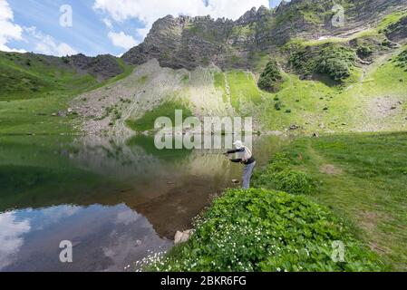 Francia, alta Savoia (74), Massif du Chablais, Abondance, Lac de Tavaneuse, pesca a mosca Foto Stock