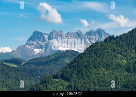 Francia, alta Savoia (74), Massif du Chablais, la Chapelle-d'Abondance, area naturale protetta del Mont de Grange, i Dents du Midi con da sinistra a destra, le Cime de l'Est (3178m), la Fortezza (3164m), la Cattedrale (3160m) lo Spur (3114m), il Dent Jaune (3186m) Le dita (310m) e infine la Haute Cime (3257m) Foto Stock