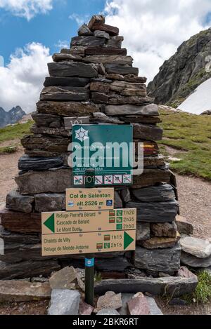 Francia, alta Savoia (74), Passy, Plaine Joux, Cairn a col de Salenton (2526 m) Foto Stock