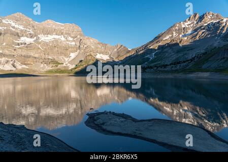 Svizzera, Vallese, Trient, Valle del Trient, Lago di Salanfe, il Lago di Salanfe (1908m) con a sinistra la Torre del sale (3220m) e a destra il massiccio Dents du Midi Foto Stock