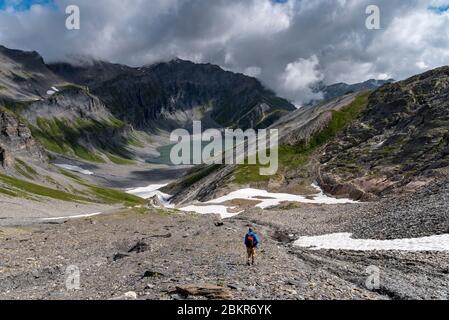 Svizzera, Vallese, Vallese du Trient, Finhaut, Lac d'Emosson, Pointe de la Terrasse, escursionista che scende verso Lac du Vieux Emosson (2225 m) Foto Stock