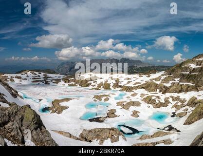 Francia, alta Savoia (74), Chamonix, Les Lacs Noirs, vista panoramica su uno dei Lacs Noirs con la catena montuosa del Fiz sullo sfondo Foto Stock