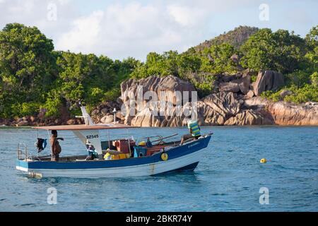 Seychelles, Curieuse Island, barca da pesca all'ancora Foto Stock