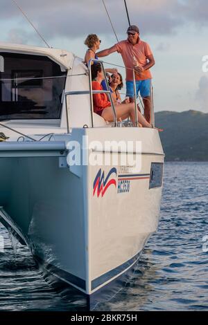 Seychelles, Curieuse Island, membri dell'equipaggio a bordo della barca all'ancora Foto Stock