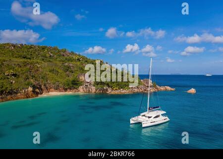 Seychelles, Curieuse Island, barca all'ancora al largo della spiaggia di San Jose (vista aerea) Foto Stock