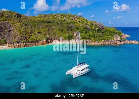 Seychelles, Curieuse Island, barca all'ancora al largo della spiaggia di San Jose (vista aerea) Foto Stock