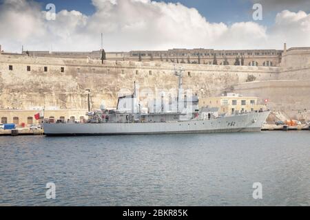 piccola corazzata nel porto di malta Foto Stock