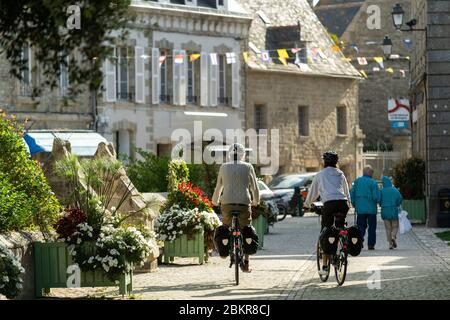 Francia, Finistere, Roscoff, cicloturisti nel centro storico, lungo la strada marittima bicicletta Foto Stock