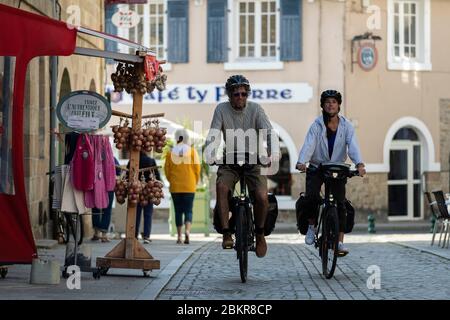 Francia, Finistere, Roscoff, cicloturisti nel centro storico, lungo la strada marittima bicicletta Foto Stock