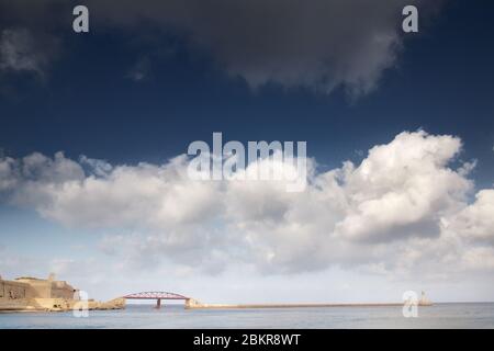 casa leggera alla fine del molo agli ingressi del grande porto di malta Foto Stock