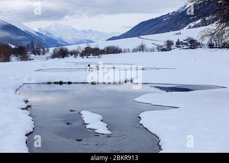 Svizzera, Canton Vallese, Munster Geschinen, Geschinensee, centro ricreativo sulle rive del Rodano sotto la neve Foto Stock
