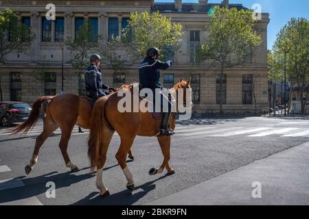 Francia, Parigi, COVID-19 (o Coronavirus), quartiere Saint Michel, poliziotti a cavallo Foto Stock