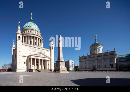 Potsdam, rekonstruierter Alter Markt, Altes Rathaus und Links die Nikolaikirche Foto Stock