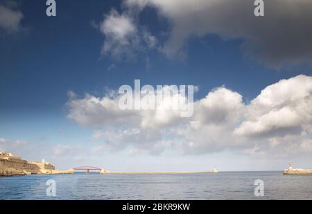 due casa leggera agli ingressi del grande porto di malta Foto Stock