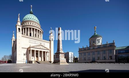 Potsdam, rekonstruierter Alter Markt, Altes Rathaus und Links die Nikolaikirche Foto Stock