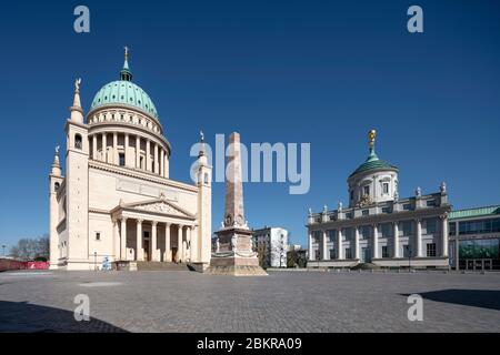 Potsdam, rekonstruierter Alter Markt, Altes Rathaus und Links die Nikolaikirche Foto Stock